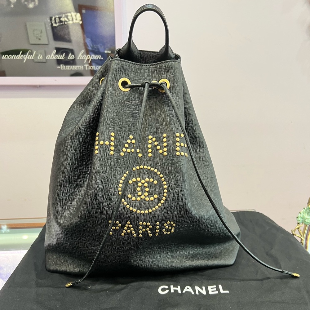 Authentic CHANEL
Caviar Deauville Drawstring Backpack Black 2020